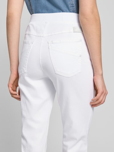 Kobiece model prezentuje Slim Fit Caprihose aus Baumwoll-Mix od Raphaela By Brax, efekt: jednolity kolor, krój: krój slim fit, ściągacz: elastyczny, materiał: mieszanka bawełny, Ganzkörperansicht Rückansicht.