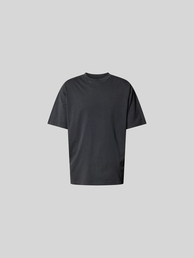 Produktfoto, Regular Fit T-Shirt aus reiner Baumwolle von Closed in Dunkelgrau mit Rundhalsausschnitt und Label-Print im Used-Look, neutrale Studioaufnahme.