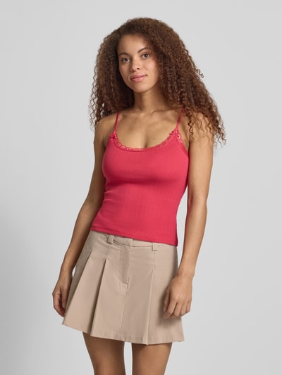 Frauenmodel trägt Slim Fit Top mit Spitzenbesatz von REVIEW in Rot, reine Baumwolle, Spaghettiträger, Nahaufnahme Oberkörper.