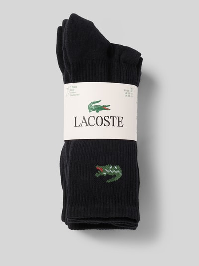 Produktfoto, Socken aus Baumwoll-Mix im 3er-Pack von Lacoste in unifarbenem Design mit Logo-Applikation, gerippter Bundabschluss, Nahaufnahme.