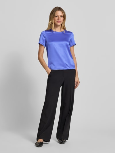 Frauenmodel trägt Regular Fit Bluse aus Satin von Christian Berg Woman Selection in leuchtendem Blau, weiche Oberfläche, kurzärmelig, Ganzkörperansicht von vorne.