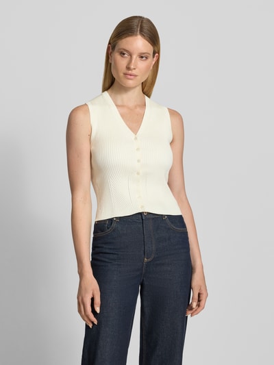Frauenmodel trägt Strickweste aus Viskose-Mix mit V-Ausschnitt von Jake*s, Slim-Fit, Ripp-Optik, Knopfleiste, Damen, Rückenlänge 50 cm, Ganzkörperansicht von vorne.