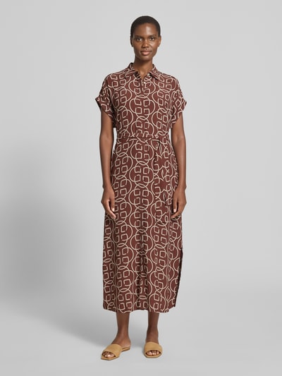 Frauenmodel trägt Midikleid aus Viskose mit Bindegürtel von Gant, braunes Muster, taillierter Schnitt, Hemdblusenkragen, Ganzkörperansicht von vorne. Rückenlänge 130 cm, Brustweite 53 cm, Ärmellänge 10 cm.