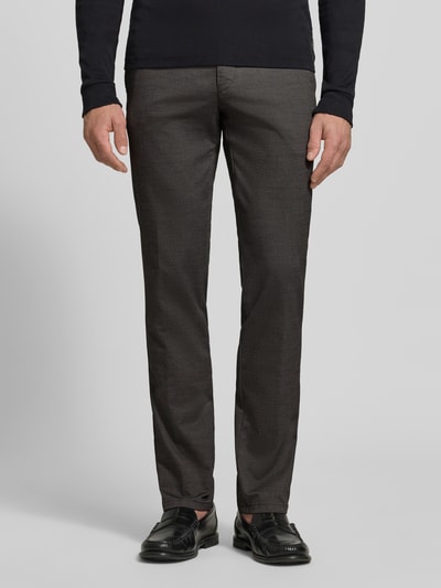 Männermodel trägt Regular Fit Chino aus Baumwoll-Mix Modell 'Lupus' von MMX in Dunkelgrau, glatte Textur, Ganzkörperansicht von vorne, Herren Chino.