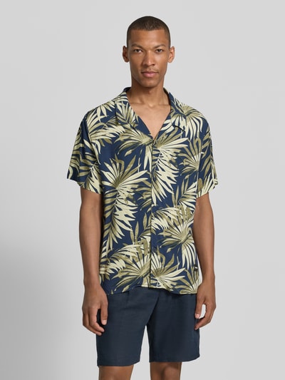 Männermodel trägt Regular Fit Freizeithemd aus reiner Viskose Modell 'BEACH SHIRT' von BOSS mit grünem Beach-Print, Ganzkörperansicht von vorne.