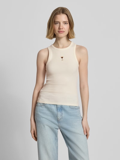 Vrouwenmodel draagt Tanktop met Rundhalsausschnitt van REVIEW in crème, nauwsluitende fit, fijnrib, katoen-elastaan, frontale volledige lichaamsopname
