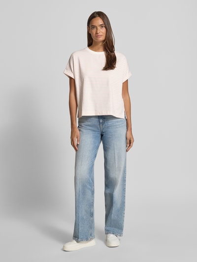 Frauenmodel trägt T-Shirt mit Rundhalsausschnitt Modell 'Sotel' von OPUS, Relaxed Fit, Baumwoll-Elasthan, dezente Streifen, Ganzkörperansicht von vorne.