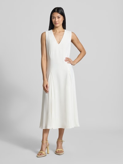 Frauenmodel trägt Regular Fit Midikleid mit Kellerfalten Modell 'Carneli' von Ted Baker in Creme mit V-Ausschnitt, ärmellos, Ganzkörperansicht von vorne. Damen Midikleid von Ted Baker, Rückenlänge 122 cm, Brustweite 45 cm.