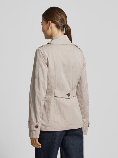Vrouwenmodel draagt Slim Fit Jacke mit Umlegekragen und Taschen mit Knopfverschluss van Gil Bret in beige met platte kraag en knoopsluiting, ruglengte 63 cm, schouderbreedte 39 cm, borstwijdte 50 cm, mouwlengte 65 cm, steekzakken met knoopsluiting, ganzkörperansicht rückansicht.