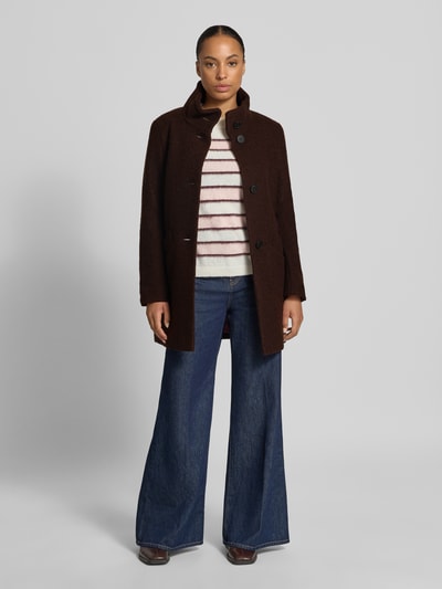 Frauenmodel trägt Regular Fit Jacke aus Woll-Mix von FUCHS SCHMITT in Dunkelbraun mit Stehkragen und Knopfleiste, Ganzkörperansicht von vorne. Rückenlänge 82 cm, Schulterbreite 44 cm, Brustweite 51 cm, Ärmellänge 64 cm.