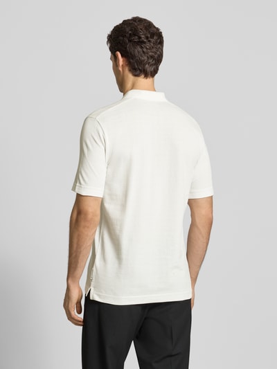 Männermodel trägt Regular Fit Poloshirt aus reiner Baumwolle von Marc O'Polo in Unifarbe mit Gitterkaro Struktur, Ganzkörperansicht Rückansicht.