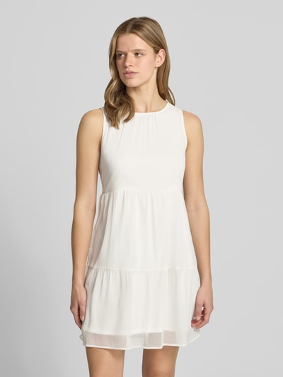 Frauenmodel trägt Regular Fit Chiffonkleid in Crêpe-Optik Modell 'LARA' von Pieces, Optik: Unifarben, Mini-Länge, Rundhals-Ausschnitt, Bindeband, breite Träger, Rückenausschnitt mit Cut-Out, Materialverarbeitung: Crêpe, Ganzkörperansicht von vorne.