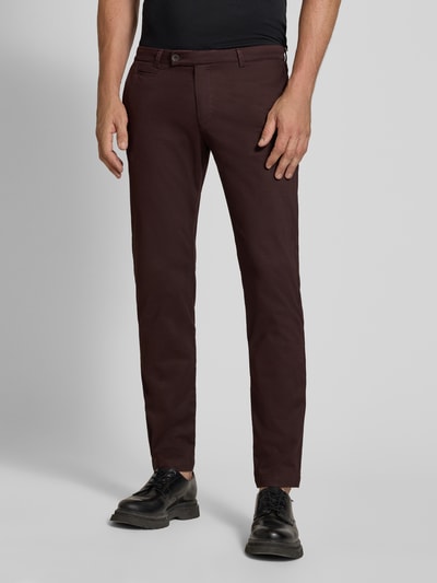 Männermodel trägt Slim Fit Chino aus Baumwoll-Mix von bugatti in Dunkelbraun, Münztasche, Gesäßtaschen, Ganzkörperansicht von vorne.