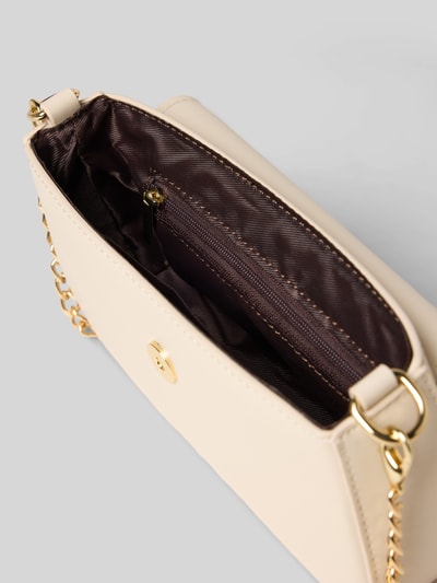 Produktfoto, Crossbody Bag mit Innenfach Modell 'VANJA' von Seidenfelt in Beige mit goldfarbener Gliederkette, Detailaufnahme des Innenfachs