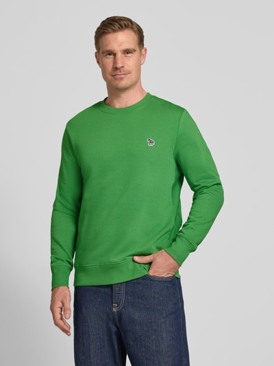 Männermodel trägt Regular Fit Sweatshirt mit Rundhalsausschnitt von PAUL SMITH in Grün aus reiner Baumwolle, Stitching, Ganzkörperansicht von vorne.