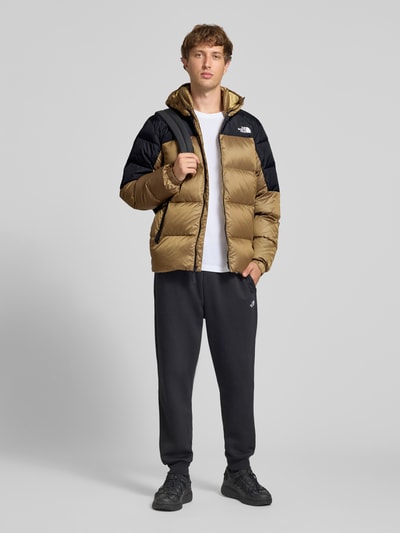 Männermodel trägt Regular Fit Jacke in Stepp-Optik Modell 'Diabolo' von The North Face, Zweifarbdesign, Reißverschluss, Ganzkörperansicht von vorne.