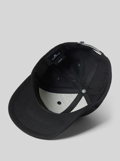 Produktfoto, schwarze Basecap mit Baumwoll-Anteil Modell 'DECADES' von Quiksilver, Material-Mix, Label-Stickerei, eingestickte Luftlöcher, Weitenregulierung, Verstärkung an der Front, graue und schwarze Farbakzente, sichtbare Innenseite.