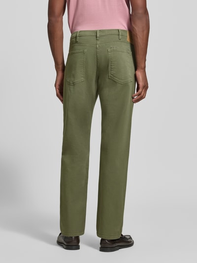 Männermodel trägt Straight Fit Jeans aus elastischem Baumwoll-Mix von Paul Smith in Olivgrün mit 5-Pocket-Design, Ganzkörperansicht Rückansicht. Herren Jeans von Paul Smith, elastischer Baumwoll-Mix, Straight Fit, 5-Pocket-Design, Gürtelschlaufen, Knopf- und Reißverschluss, Bundweite bei Größe 32: 43 cm, Innenbeinlänge bei Größe 32: 78 cm.