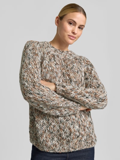 Frauenmodel trägt Regular Fit Pullover mit Schurwoll-Anteil von Rich & Royal, Strick-Optik in Braun-Grau-Beige, Nahaufnahme Oberkörper. Damen Pullover, elastischer Material-Mix, Rundhalsausschnitt, langärmelig, Rückenlänge Größe S 52 cm, Ärmellänge 64 cm.