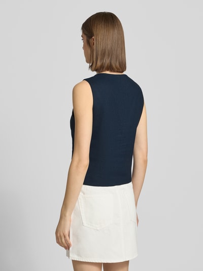 Vrouwenmodel draagt Regular Fit bodywarmer uit mix van viscose en linnen model 'GOA' van Only, effen look, afgeronde rompzoom, gemêleerde textuur, maokraag, eenrijige knoopsluiting, geheel in flammengaren verwerkt. Ganzkörperansicht Rückansicht.