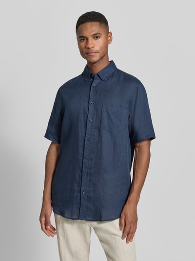 Männermodel trägt Regular Fit Freizeithemd aus Leinen von Christian Berg Men in Dunkelblau, Button-Down-Kragen, Kurzarm, Ganzkörperansicht von vorne.