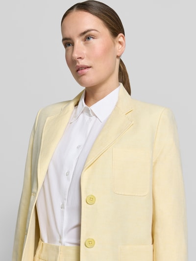 Vrouwenmodel draagt Blazer aus Leinen-Mix mit Reverskragen und Brusttasche van MICHAEL Michael Kors in lichtgeel, mix van linnen en katoen, recht model, reverskraag, knoopsluiting, borstzak, opgestikte steekzakken, ruglengte maat 36: 64 cm, borstwijdte maat 36: 48 cm, mouwlengte maat 36: 62 cm, close-up bovenlichaam.
