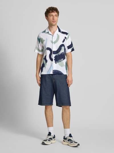 Männermodel trägt Regular Fit Freizeithemd aus Baumwoll-Leinen-Mix Modell 'CAIDEN' von Only & Sons mit abstraktem Print, Ganzkörperansicht von vorne. Herren Freizeithemd.
