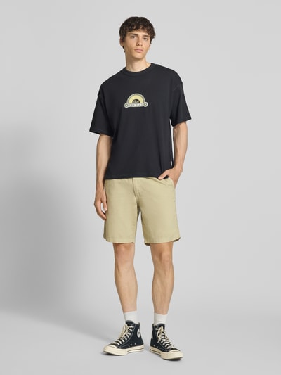 Männermodel trägt Shorts mit Tunnelzug Modell 'JAIDEN' von Jack & Jones im Baumwoll-Leinen-Mix, regular fit, beige Farbe, Ganzkörperansicht von vorne.