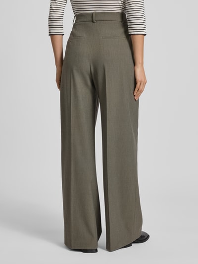 Frauenmodel trägt Wide Fit Bundfaltenhose mit Viskose-Anteil Modell 'Napoli' von Mango, elastischer Stoff, olive, Ganzkörperansicht Rückansicht.