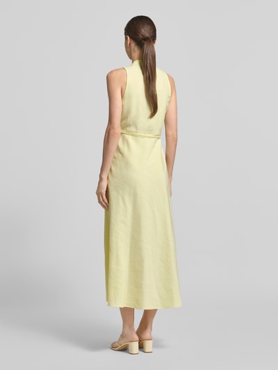 Frauenmodel trägt Midikleid mit V-Ausschnitt und Bindegürtel von Luisa Cerano im hellgelben Material-Mix mit Leinen-Anteil, A-Linie, Ganzkörperansicht Rückansicht. Rückenlänge 131 cm, Brustweite 43 cm bei Größe 36.