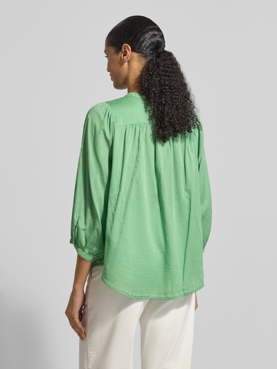 Frauenmodel trägt Regular Fit Bluse mit Rundhalsausschnitt Modell 'FAVIOLA' von 0039 Italy aus reiner Baumwolle, grün, 3/4-Arm, Rückenlänge 65 cm bei Größe S, Ärmellänge 47 cm, Ganzkörperansicht Rückansicht.