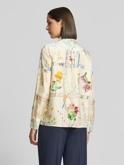 Vrouwenmodel draagt Regular fit overhemdblouse uit zuiver zijde van HERZENS met all-over bloemenprint, overhemdkraag, met lange mouwen, ruglengte maat 36: 66 cm, mouwlengte maat 36: 64 cm, zachte kleuren en glanzende textuur, geheel lichaam achteraanzicht.