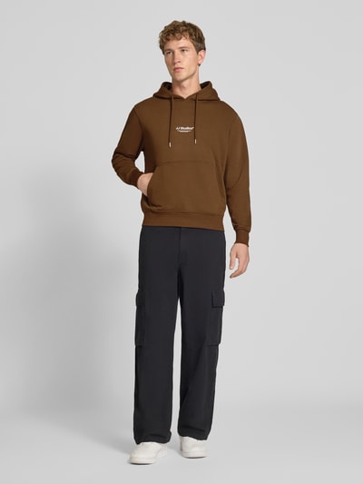 Männermodel trägt Regular Fit Hoodie aus Baumwoll-Mix Modell 'Soho' von JACK & JONES, braun, mit Kapuze, Känguru-Tasche, Ganzkörperansicht von vorne