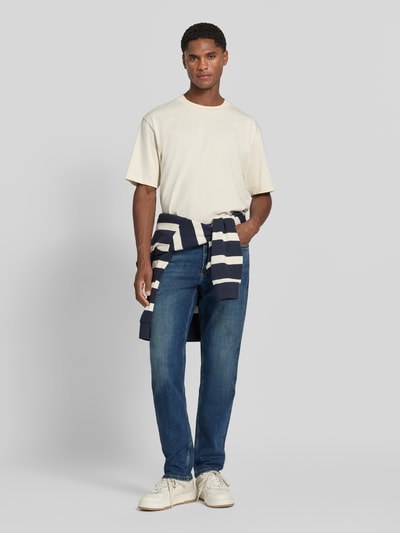 Männermodel trägt blaue Tapered Fit Jeans aus Baumwoll-Mix Modell 'David' von Lee, Herren Tapered Fit Jeans, Ganzkörperansicht von vorne.