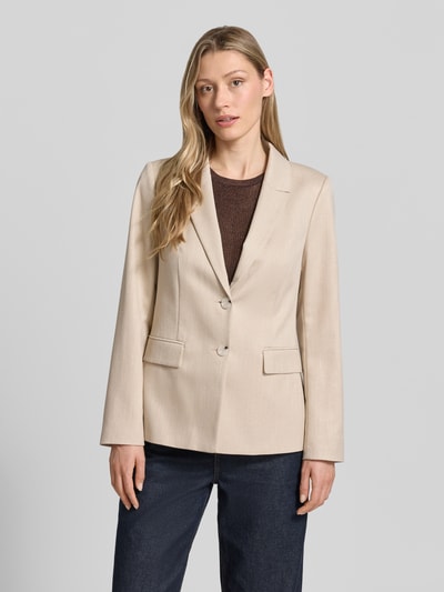 Frauenmodel trägt Slim Fit Blazer aus Viskose-Mix mit Pattentaschen von Comma, helle Beige-Töne, glatte Struktur, Reverskragen, Knopfverschluss, Vorderansicht, Nahaufnahme Oberkörper, Rückenlänge 63 cm, Brustweite 39 cm, Ärmellänge 62 cm bei Größe 36, Stretch-Anteil.