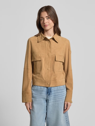 Frauenmodel trägt sandfarbene Lederjacke mit Pattentaschen Modell 'Era' von Peuterey, gerader Schnitt, Kentkragen, Ganzkörperansicht von vorne.