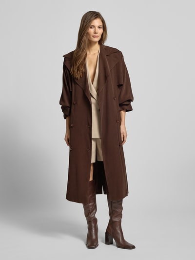 Frauenmodel trägt Mantel mit Reverskragen von Jake*s Casual, Braunton, tailliert mit Gürtel, Knopfverschluss, Eingrifftaschen, Ganzkörperansicht von vorne.