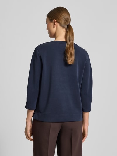 Modelka nosi Comfort Fit Sweatshirt aus Modal-Mix von s.Oliver RED LABEL w jednolitym granatowym kolorze, widok całej sylwetki z tyłu.