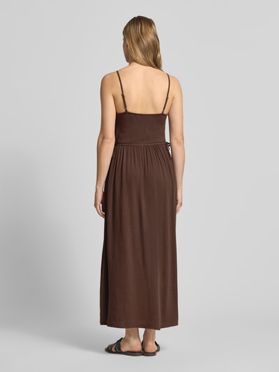 Frauenmodel trägt A-Linien Freizeitkleid aus Viskose-Leinen-Mix Modell 'SIESTA' von Only, Optik: Unifarben, Maxi-Länge, Rückansicht Ganzkörperansicht.