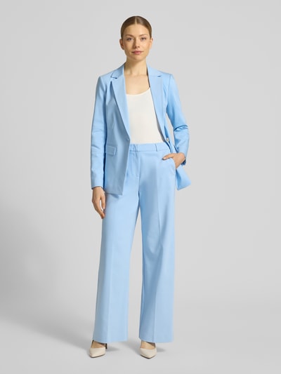 Vrouwenmodel draagt Wide Leg broek met achterzakken van comma, lichtblauw, katoenmix met stretch, persplooien, wide leg, vooraanzicht full-body