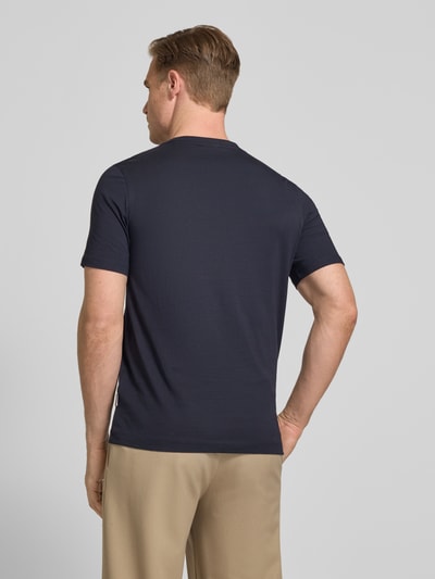 Männermodel trägt T-Shirt mit Label-Detail von bugatti in Dunkelblau, reine Baumwolle, gerader Schnitt, Rückenlänge 70 cm, Ganzkörperansicht Rückansicht.