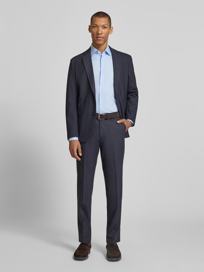 Męski model nosi Slim Fit Businesshemd aus reiner Baumwolle Modell 'HANK' von BOSS, jednokolorowy, popelina, krój slim fit, kołnierzyk typu kent, długi rękaw, naszywka z logo, sportowy mankiet, zaokrąglone wykończenie, materiał: czysta bawełna, cała sylwetka z przodu