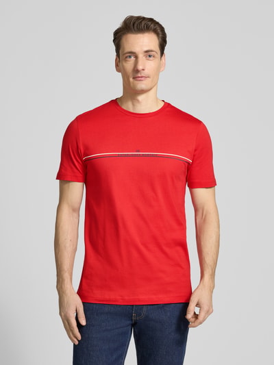 Męski model nosi Regular Fit T-Shirt mit Logo-Print od Christian Berg Men, czerwony kolor, bawełna, okrągły dekolt, Ganzkörperansicht von vorne.