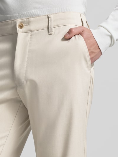 Männermodel trägt Stoffhose mit französischen Eingrifftaschen von Christian Berg Men in Beige, Strukturstoff, Nahaufnahme Oberkörper. Material-Mix mit Viskose-Anteil, gerader Schnitt, seitliche und Gesäßtaschen, Bundweite 44 cm, Innenbeinlänge 81 cm.