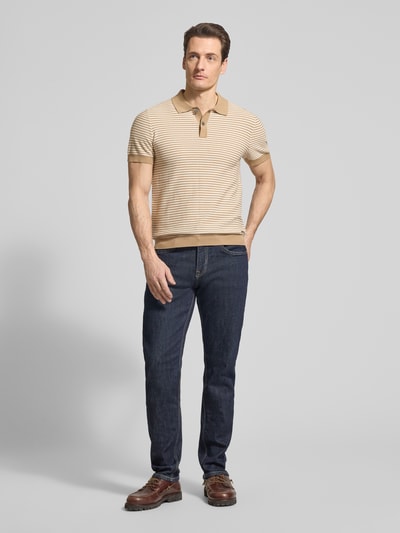 Männermodel trägt Strickshirt mit Polokragen und Knopfleiste von Christian Berg Men, Regular Fit, Streifenmuster, Ganzkörperansicht von vorne.