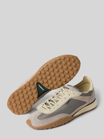Produktfoto, Sneakersy z mieszanki skóry z detalem z logo Model 'Bridge' od HOFF, profilowana podeszwa, wykończenie zaokrąglone, kolor beżowo-szary