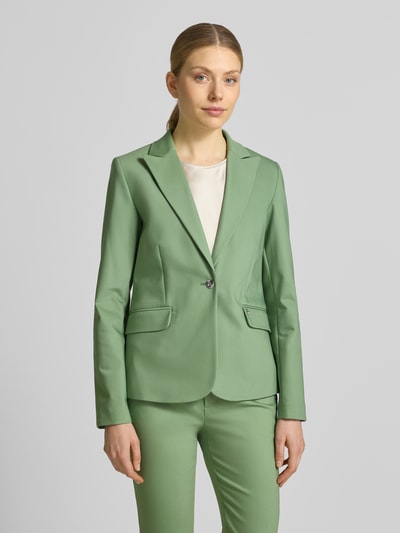 Vrouwenmodel draagt Regular Fit Blazer mit Pattentaschen model 'Blake' van MOS MOSH in lichtgroen katoenmix met stretch, reverskraag, knoopsluiting, klepzakken, ruglengte maat 36: 61 cm, borstwijdte maat 36: 46 cm, mouwlengte maat 36: 63 cm, Ganzkörperansicht van voren.