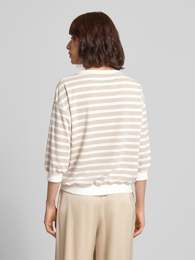 Kobiece model prezentuje Longsleeve mit Rundhalsausschnitt und 3/4-Arm od Marc Cain, Mieszanka materiałów z dodatkiem streczu, krój relaxed fit, wzór na całej powierzchni, efekt błyszczący, okrągły dekolt, rękaw o dł. 3/4, Długość tyłu w rozmiarze 36: 55 cm, Ganzkörperansicht Rückansicht