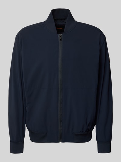 Produktfoto, Regular Fit Blouson mit Baseball-Kragen Modell 'OSURF' von BOSS Orange in Dunkelblau, unifarben, glatte Struktur, Reißverschluss, Label Patch, seitliche Reißverschlusstasche, gerippte Abschlüsse, Herrenmode