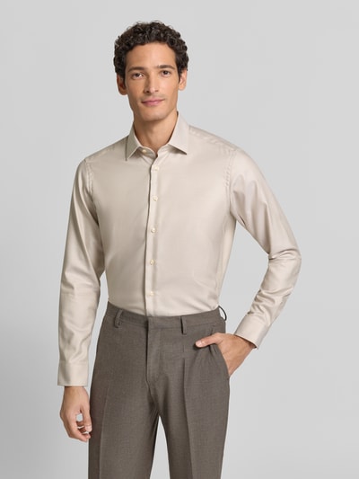 Männermodel trägt Regular Fit Businesss-Hemd mit Kentkragen von Christian Berg Men in Beige, reine Baumwolle, Knopfleiste, Ganzkörperansicht von vorne.